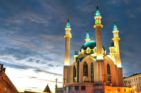 Mezquita "Kul Sharif" por la noche en Kazán Kremlin, Tartaristán, Rusia — Foto de Stock