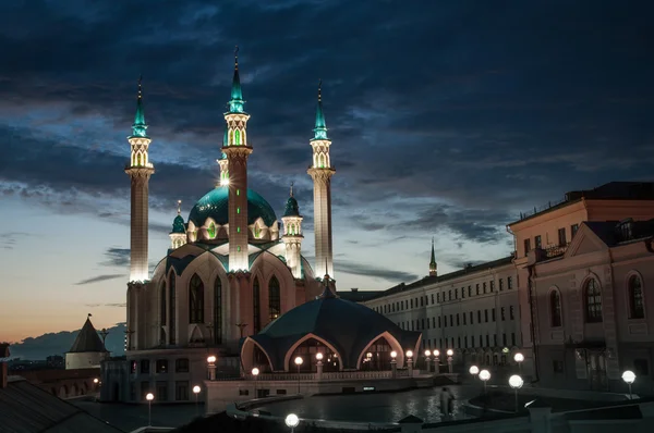 Moschea "Kul Sharif" di notte nel Cremlino di Kazan, Tatarstan, Russia — Foto Stock
