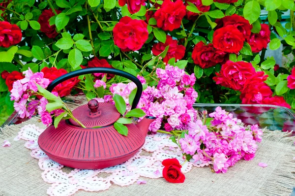 Buquê de natureza morta com rosas e panela de chá — Fotografia de Stock