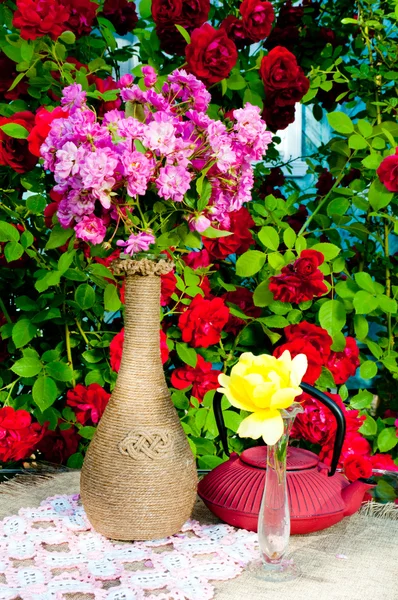 Stillleben Strauß mit Rosen und Teekanne — Stockfoto