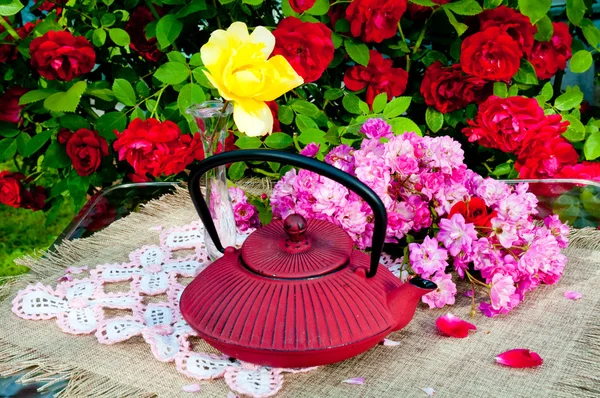 Still life bouquet with roses and tea pot — Stock Photo, Image