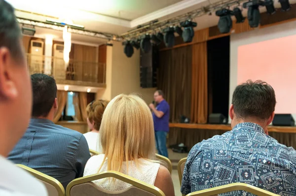 People sitting rear at the business conference and speaker — Stockfoto