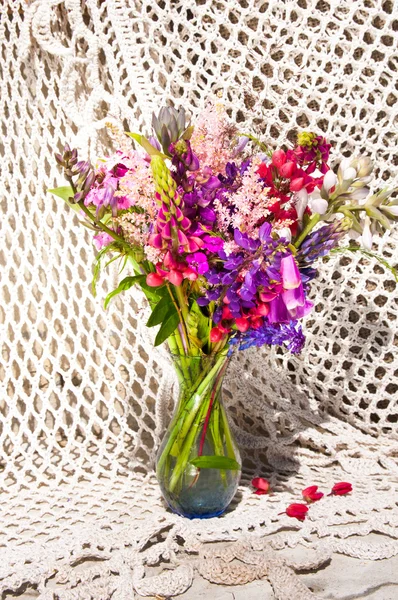 Zátiší kytice s vlčí a světlé květy — Stock fotografie