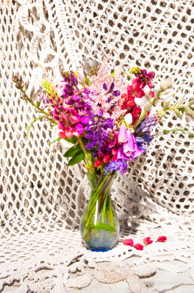 Stilleven met lupine en heldere bloemen boeket — Stockfoto