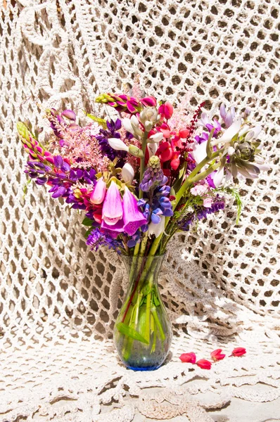 Ramo de naturaleza muerta con altramuz y flores brillantes — Foto de Stock