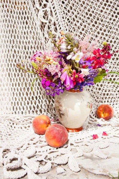 Stillleben Strauß mit leuchtenden Blumen — Stockfoto