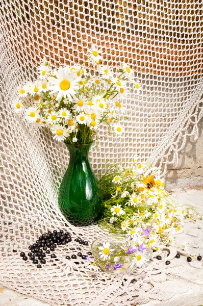 Chamomiles in a green vase still life — Stock Photo, Image