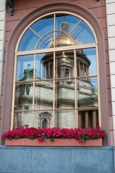 Window with reflection of St Isaac Cathedral, Russia, St Petersburg — Stock Photo, Image