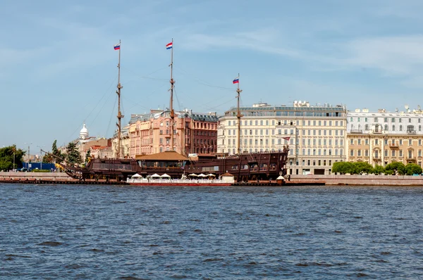 Statek w Sankt Petersburgu — Zdjęcie stockowe