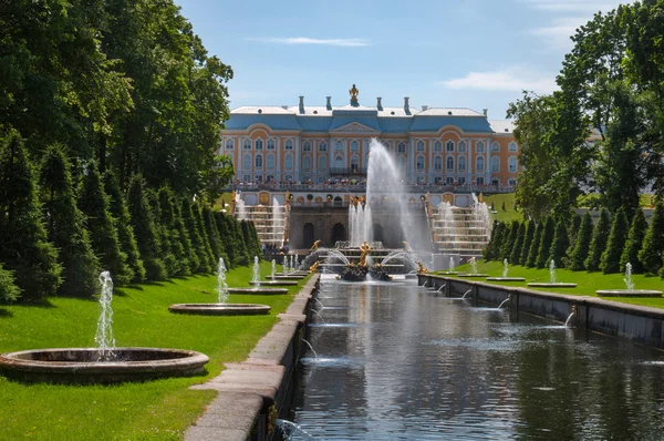 Petergof: samsonbrunnen und meerkanal, st petersburg, russland — Stockfoto