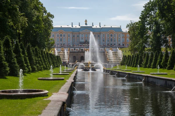 Petergof: samsonbrunnen und meerkanal, st petersburg, russland — Stockfoto