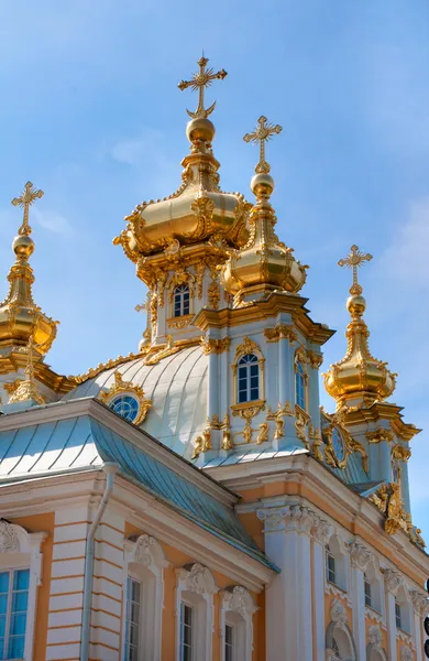 Petergof, A capela leste, um de um par flanqueando o edifício central, Rússia, São Petersburgo — Fotografia de Stock