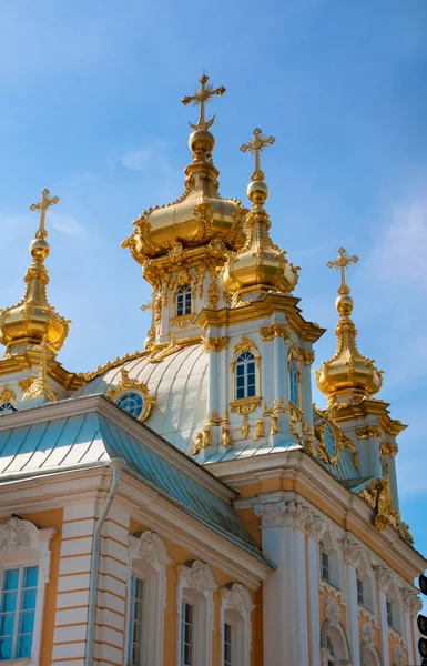 Petergof, A capela leste, um de um par flanqueando o edifício central, Rússia, São Petersburgo — Fotografia de Stock