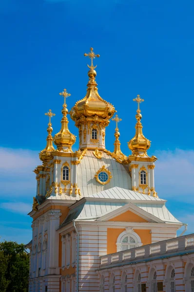 Petergof, kapel Timur, salah satu pasangan yang mengapit gedung pusat, Rusia, St Petersburg — Stok Foto