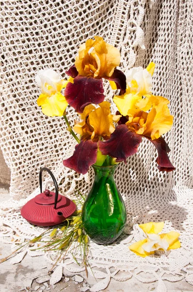 緑の花瓶、紅茶ポットに黄色と茶色の珍しいアイリスのある静物花束 — ストック写真