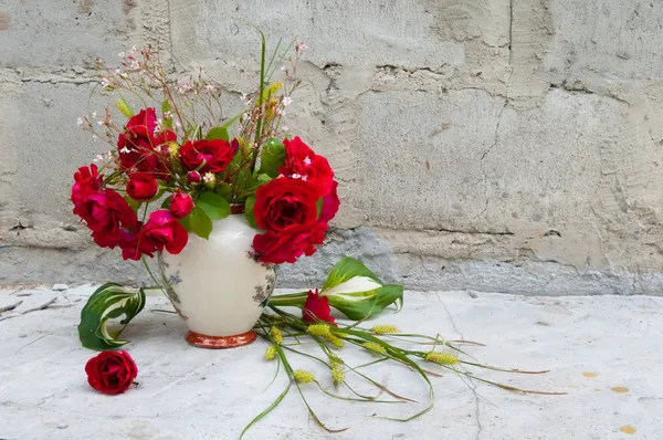 Zátiší kytice s červenou růží — Stock fotografie