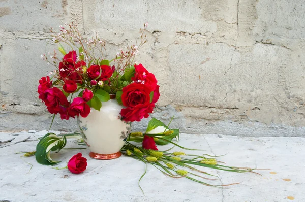 Ramo de naturaleza muerta con rosas rojas —  Fotos de Stock