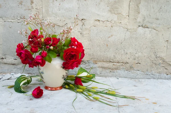 Ramo de naturaleza muerta con rosas rojas —  Fotos de Stock