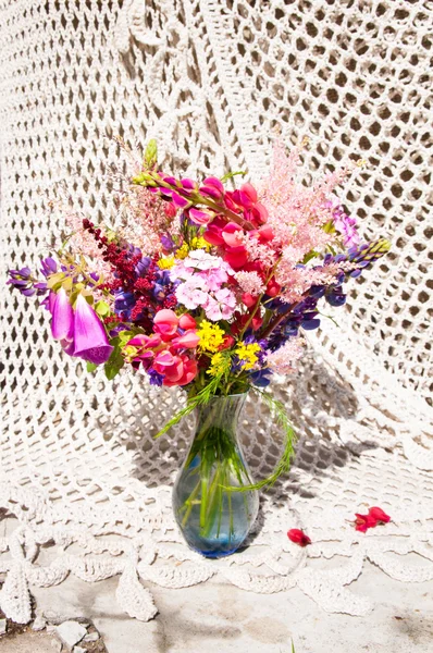 Stilleben-Bouquet mit Lupinen und leuchtenden Blumen — Stockfoto