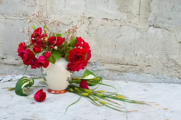 Stillleben Strauß mit roten Rosen — Stockfoto