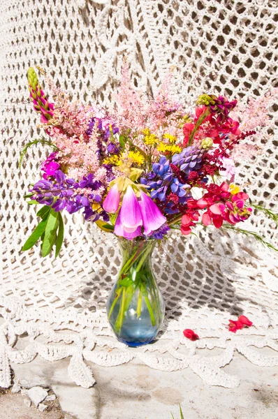 Buquê de natureza morta com flores lupinas e brilhantes — Fotografia de Stock