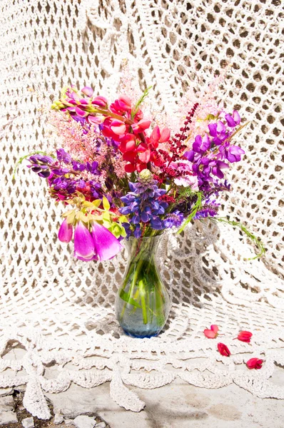 Ramo de naturaleza muerta con altramuz y flores brillantes —  Fotos de Stock