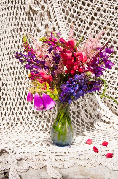 Ramo de naturaleza muerta con altramuz y flores brillantes —  Fotos de Stock