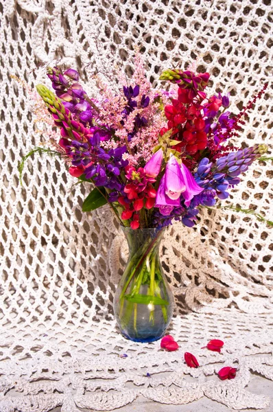 Buquê de natureza morta com flores lupinas e brilhantes — Fotografia de Stock
