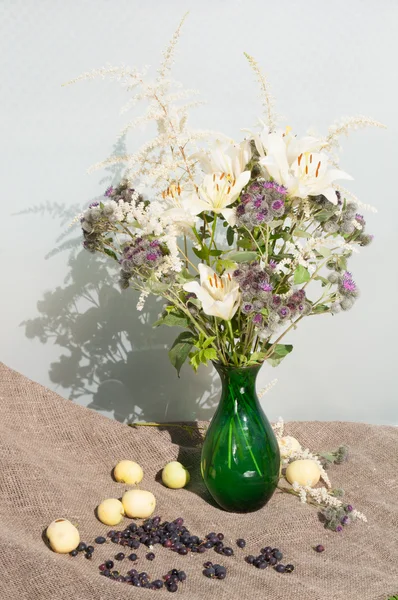 Thistle and lily still life bouquet — Stock Photo, Image