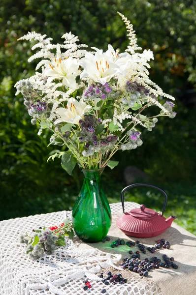 Cardo e giglio natura morta bouquet — Foto Stock