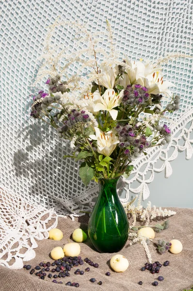 Thistle and lily still life bouquet — Stock Photo, Image