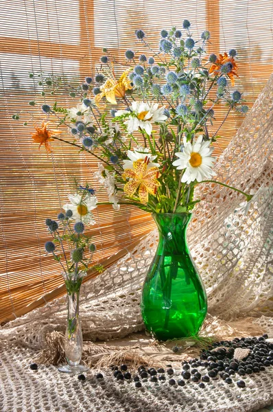 Stillleben Bouquet von Kamilien auf der Fensterbank — Stockfoto