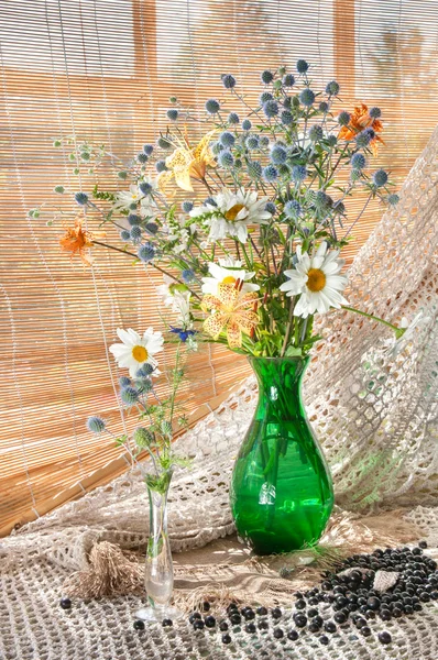 Still life bouquet of chamomilies on a window sill — Stock Photo, Image