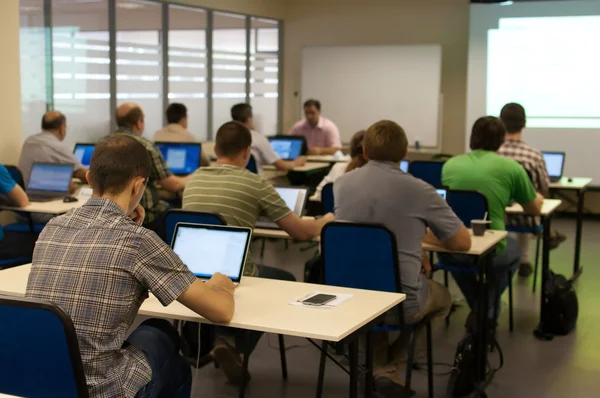 Conférence dans une classe d'informatique — Photo