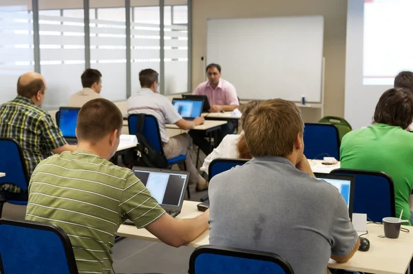 Leute, die hinten auf der Business-Konferenz sitzen — Stockfoto