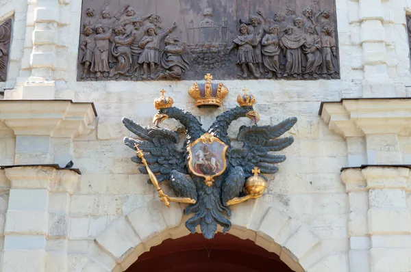 Simbolo della Russia, aquila a doppia testa sulla porta della fortezza di Pietro e Paolo — Foto Stock