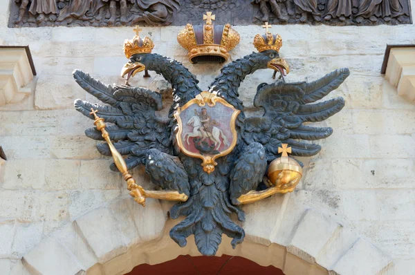 Símbolo da Rússia, águia de duas cabeças no portão da fortaleza de Pedro e Paulo — Fotografia de Stock