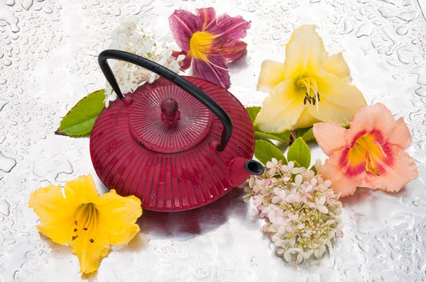 Tea ceremony: tea pot with flowers on a rainy day — Stock Photo, Image
