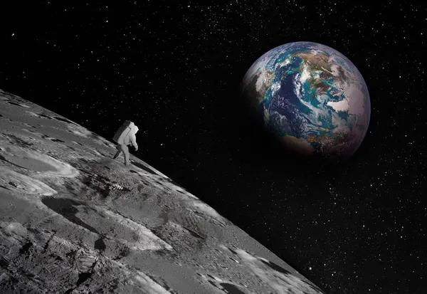 Petite Figure Astronaute Clairement Visible Surface Lune Regarde Ciel Vers — Photo