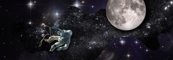月へ飛んでいく 星空を背景に宇宙飛行士 コラージュ Nasaによって提供されたこの画像の要素 — ストック写真