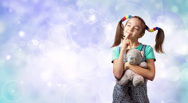Menina Anos Com Urso Brinquedo Pensado Fundo Círculos Com Espaço — Fotografia de Stock