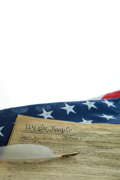 Die amerikanische Flagge und die Verfassung — Stockfoto