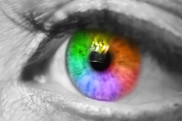 Gökkuşağı renkli gözler