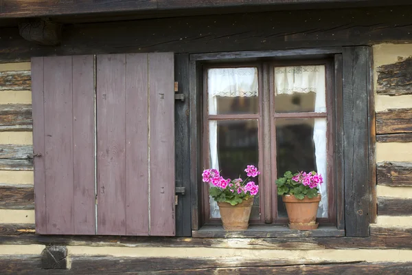 Старое деревянное окно с жалюзи — стоковое фото