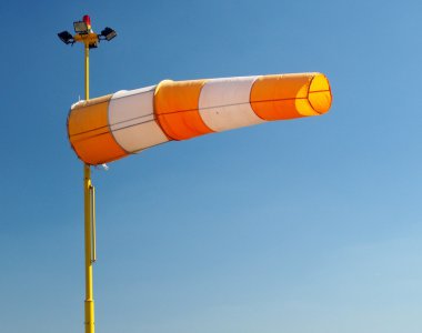 Rüzgâr tulumu mavi gökyüzü üzerinde