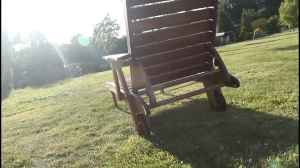 Ontspannen ligstoel — Stockvideo