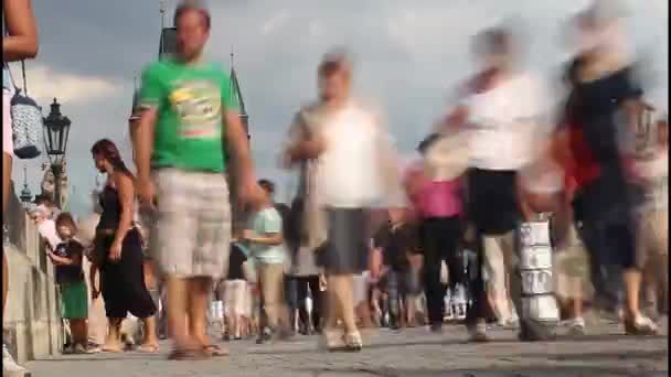 Turist promenade, Karlsbron — Stockvideo
