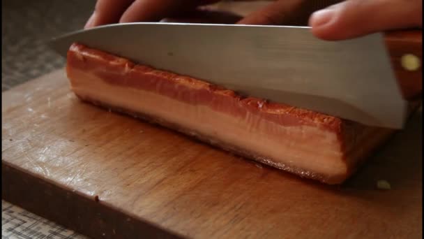 Slicing bacon — Stock Video