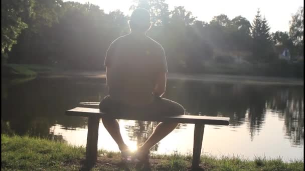 De instantie die zich uitstrekt in de zon — Stockvideo