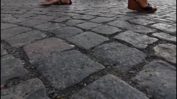 Pessoas andando pela rua Cobbled — Vídeo de Stock